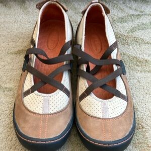 Clark’s Privo Women's Brown and Cream Casual Shoes Size 9